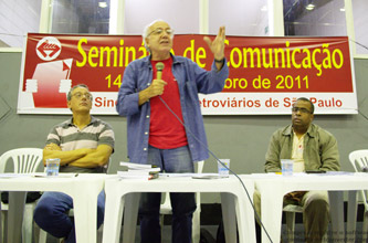 Na mesa, da esquerda para a direita: Maringoni e Vito Giannotti, palestrantes e, Ciro Moraes, diretor de imprensa do Sindicato