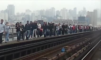 Usuários movimentam-se na via devido a falha em trem