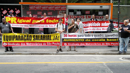 Ato público realizado em 20/9/12 em frente ao Edifício Cidade II, sede da empresa