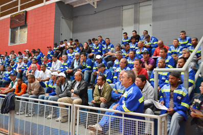 Trabalhadores da Façon, que não recebem salário há dois meses, reúnem-se no Sindicato dos Metroviários de São Paulo