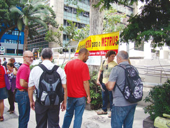 Ato, contra o aumento do plano de saúde, realizado 19/2, em frente ao Metrus