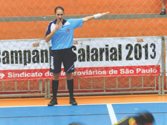 A arbitra Renata Leite apitando uma partida do XXII Campeonato de Futsal do Sindicato