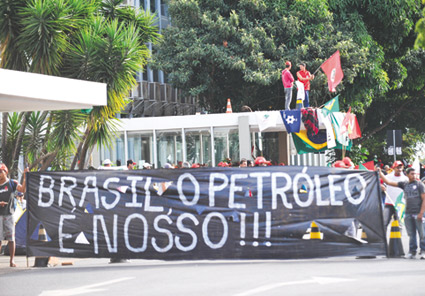Manifestantes do Movimento dos Trabalhadores Rurais Sem Terra (MST), Movimento Camponês Popular (MCP) e Movimento dos Atingidos por Barragem (MAB), além de quilombolas e trabalhadores da Federação Única dos Petroleiros (FUP), ocupam o Ministério de Minas e Energia (MME). Eles protestam contra os leilões para exploração de petróleo e privatização de barragens
