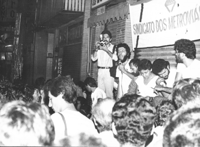 assembléia em frente a sede do sindicato na florencio de abreu, sindicato sob intervenção, campanha salarial maio/1984 maio/1984