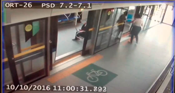 Sistema falha e monotrilho sai com portas abertas