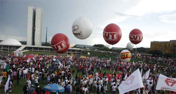 Senado ignora mais de 40 mil nas ruas e aprova PEC 55 em 1º turno