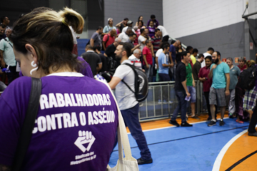 Não aceitaremos agressores de mulher no nosso local de trabalho