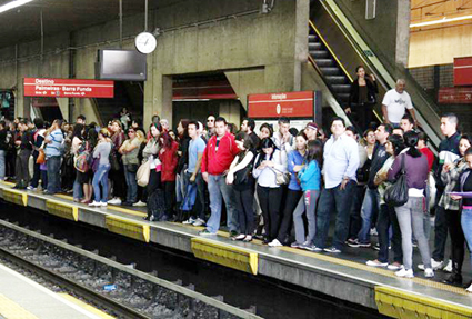 A estação Barra Funda registrou acúmulo de passageiros na plataforma