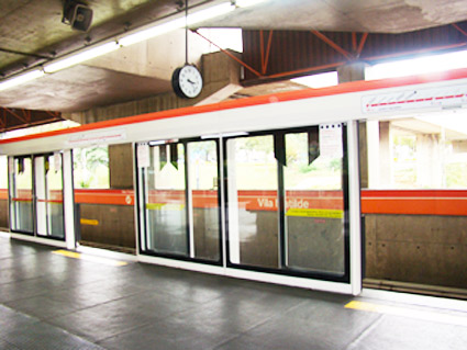 Portas sem uso da estação do metrô Vila Matilde