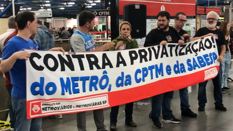 Ato em Barra Funda contra a privatização, a terceirização e demissões, em 15/8